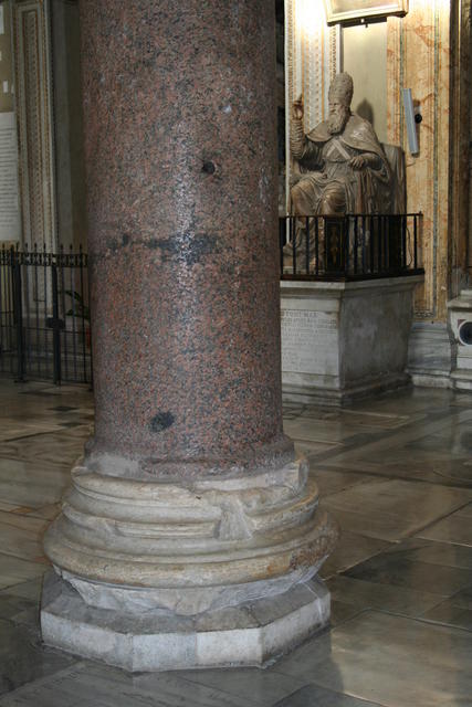 La colonna del "cubiculum Augusti" con il foro "miracoloso"