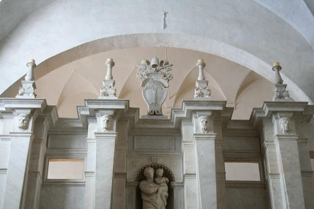 I quattro candelabri e lo stemma della Rovere