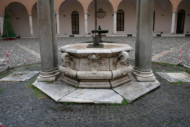 *Pozzo del chiostro con gli stemmi dei della Rovere ed i nomi di Sisto IV e Giulio II