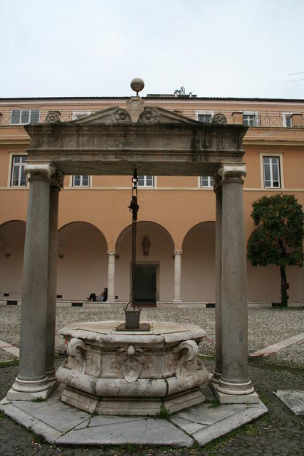 Pozzo del chiostro con gli stemmi dei della Rovere