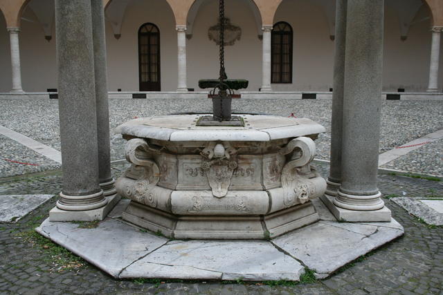 Pozzo del chiostro con gli stemmi dei della Rovere ed i nomi di Sisto IV e Giulio II