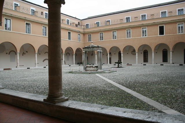 Chiostro di S.Pietro in Vincoli del primo '500, attribuito dalla tradzione a Giuliano da Sangallo