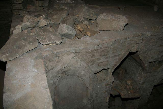 San Saba all'Aventino: scavi sottostanti la chiesa con la chiesa del VII (trasformata in luogo di sepoltura) e dell'VIII secolo