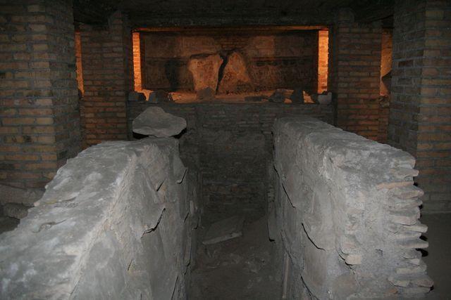 San Saba all'Aventino: scavi sottostanti la chiesa con la chiesa del VII (trasformata in luogo di sepoltura) e dell'VIII secolo