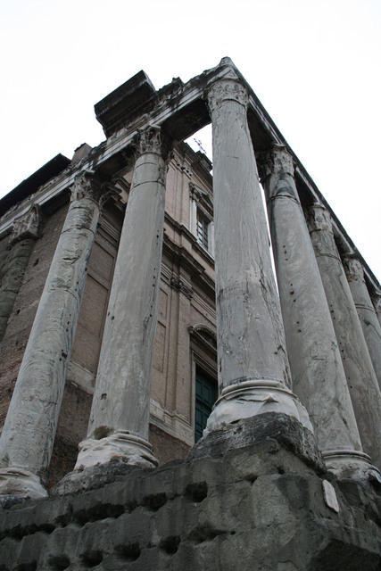 Tempio di Antonino e Faustina, trasformato nella Chiesa di S.Lorenzo de' Speziali in Miranda