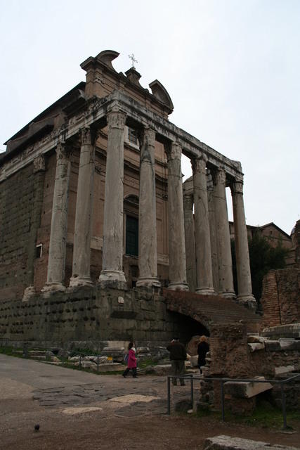 Tempio di Antonino e Faustina, trasformato nella Chiesa di S.Lorenzo de' Speziali in Miranda