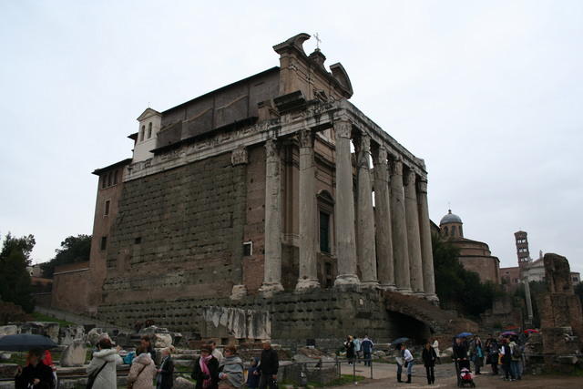 Tempio di Antonino e Faustina, trasformato nella Chiesa di S.Lorenzo de' Speziali in Miranda