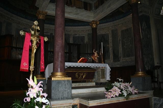 Basilica di San Pancrazio in Roma, Domenica in Albis, crocifisso con la stola sacerdotale