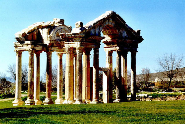 Aphrodisias: tetrapylon