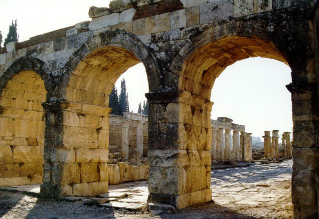 Gerapoli (Hierapolis): porta di Domiziano, eretta dal proconsole d'Asia Giulio Frontino nel 82/83 d.C.