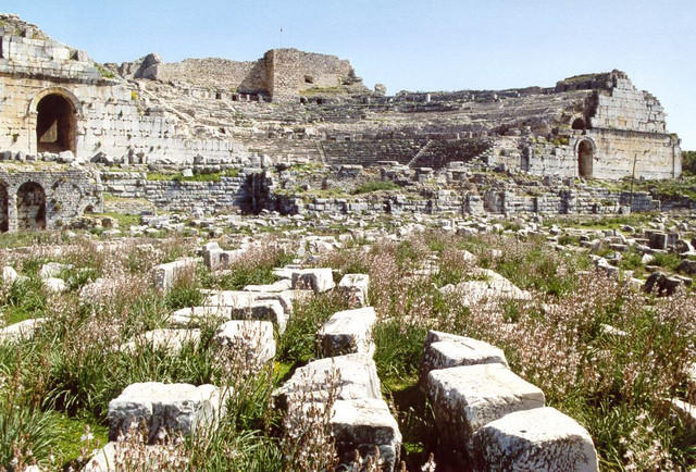 Mileto: il teatro in primavera (clicca sull'immagine per leggere di San Paolo a Mileto)