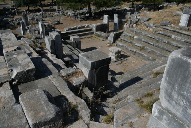 Priene: il Bouleuterion e, sullo sfondo, la Stoà sacra