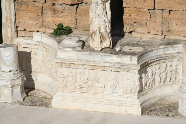 Gerapoli (Hierapolis): il teatro con il mito di Dioniso, di Apollo e di Artemide