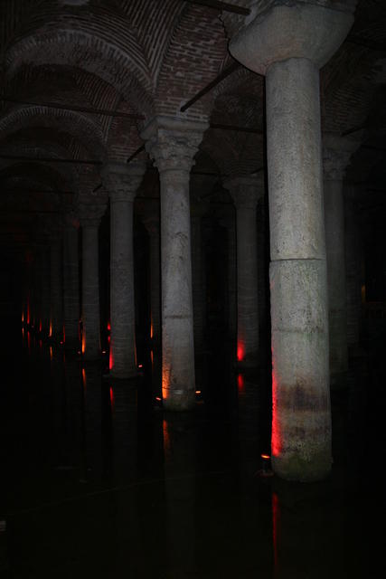 Yerebatan Sarayı, la cisterna edificata da Giustiniano sotto il grande quadriportico rettangolare che era al centro dell’agorà