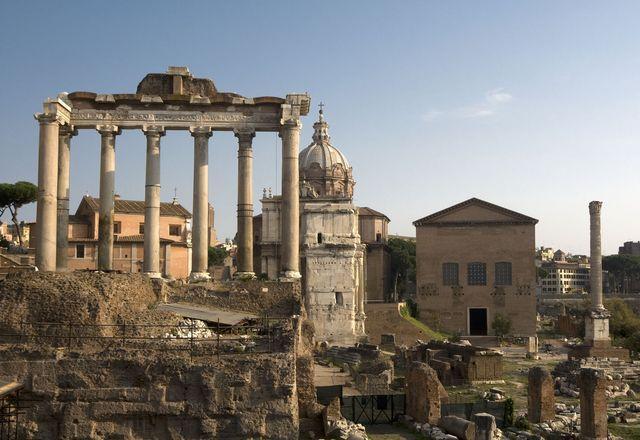 La Curia del Senato, nella quale Erode il Grande ricevette il regno da Antonio ed Ottaviano (clicca per il testo)