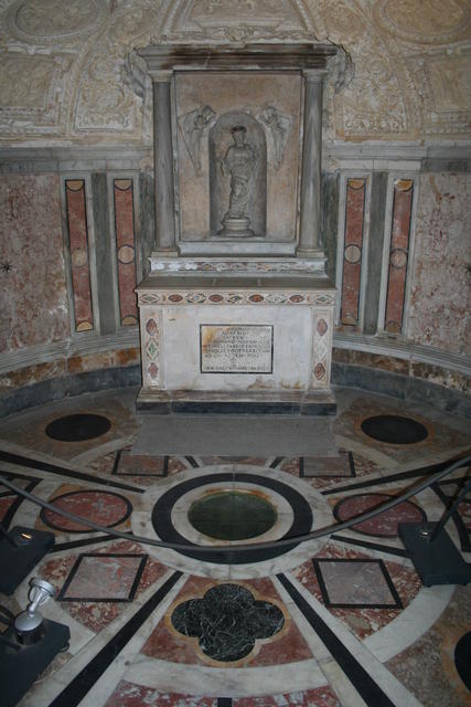 San Pietro in Montorio: il Tempietto del Bramante, cripta con il luogo dove sarebbe stata piantata la croce di Pietro