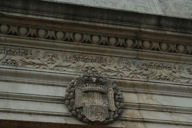San Pietro in Montorio: stemma dei "re cattolici" sulla facciata