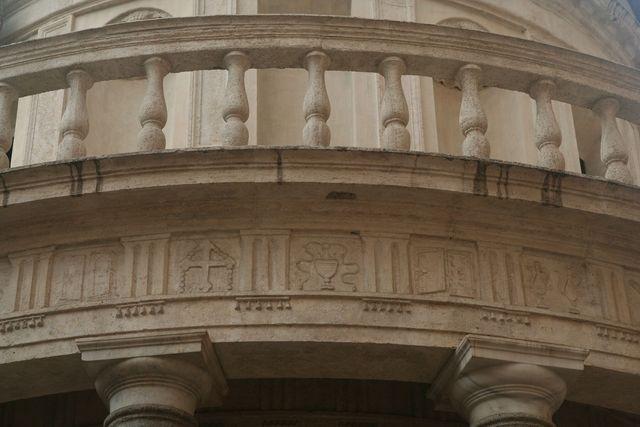 San Pietro in Montorio: il Tempietto del Bramante, triglifi e metope con oggetti liturgici