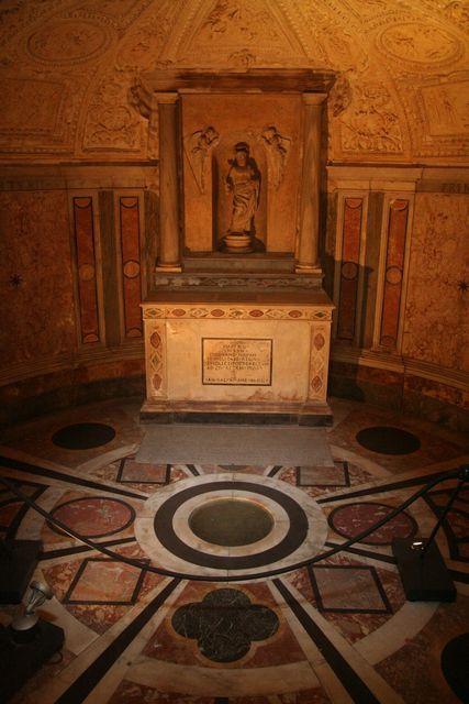 San Pietro in Montorio: il Tempietto del Bramante, cripta con il luogo dove sarebbe stata piantata la croce di Pietro