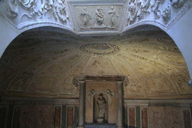 San Pietro in Montorio: il Tempietto del Bramante, stucchi della cappella inferiore