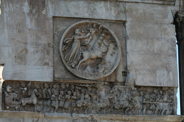 Arco di Costantino. IV fregio costantiniano: Costantino entra in Roma. In alto tondo con Apollo/Sol che esce dal mare