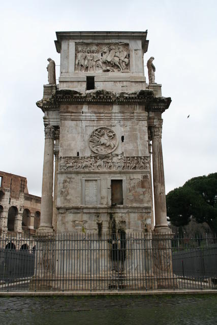 Arco di Costantino. I fregio: Costantino esce da Milano. In alto tondo costantiniano con Diana/Luna su biga