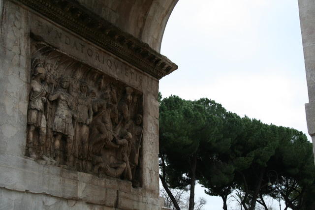 Nel fornice: pannello traianeo con l'adventus dell'imperatore in Roma e l'iscrizione Fundatori quietis