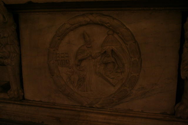 Cattedrale di Reggio: bassorilievo di un sepolcro precedente il terremoto