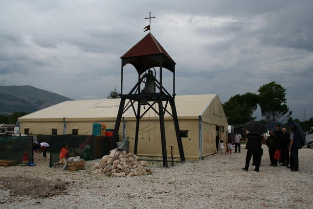 Onna, la tenda-chiesa