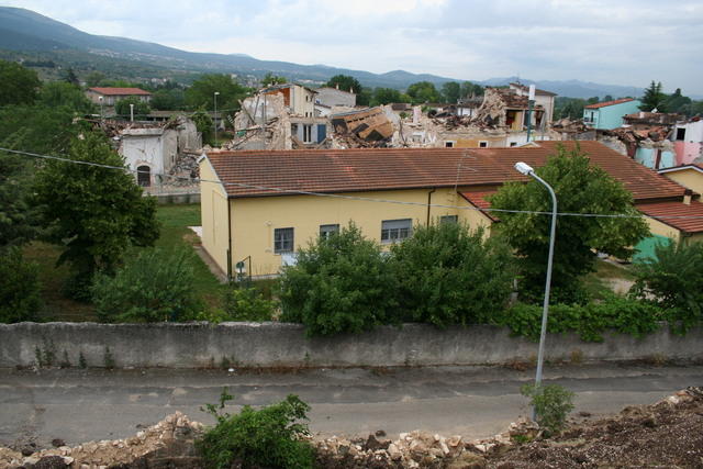 Onna: in primo piano la scuola delle suore, rimasta in piedi, e dietro le rovine del paese