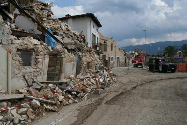 Onna dopo il terremoto