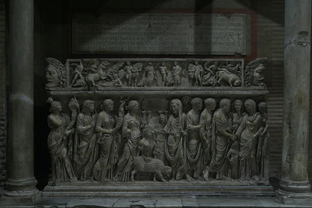 Sarcofago originariamente appartenente ad una coppia pagana, con l'iconografia della dextrarum iunctio