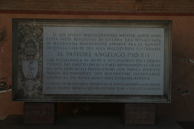 San Lorenzo fuori le mura: lastra commemorativa di Pio XII protettore di Roma nella II guerra mondiale