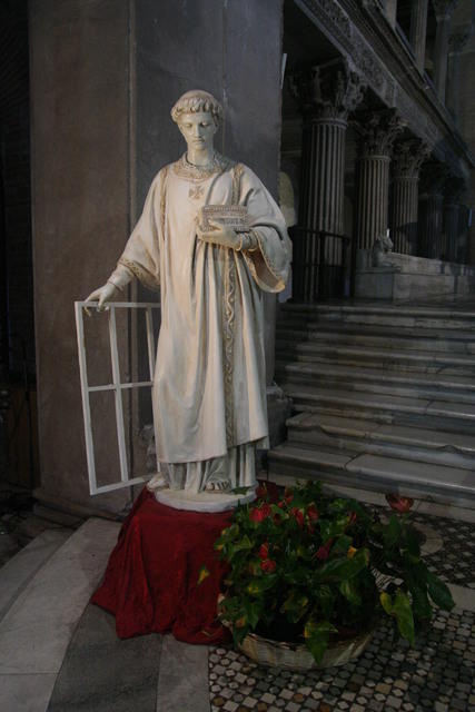 Copia della statua di San Lorenzo posta sulla colonna dinanzi alla basilica