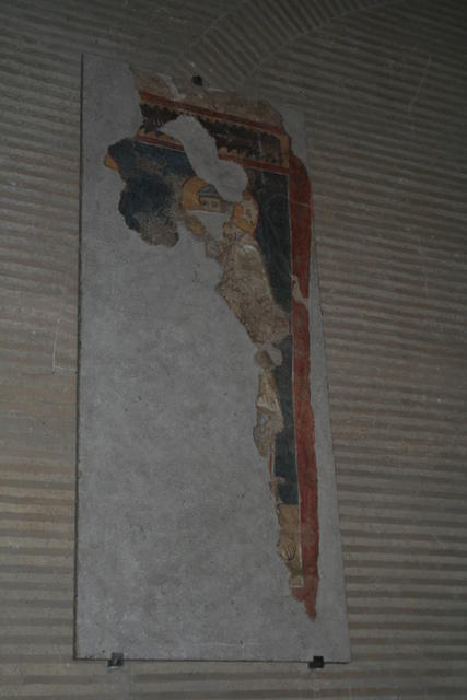 Resti degli affreschi della controfacciata, disposti oggi nella navata laterale destra