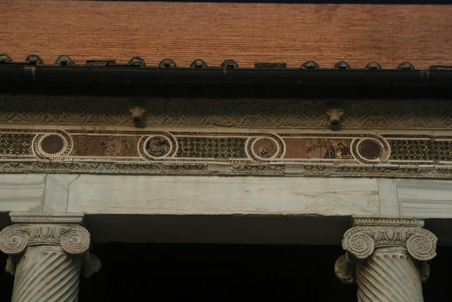 San Lorenzo fuori le mura: mosaici sulla trabeazione del portico