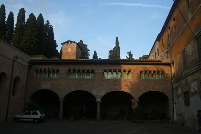 San Lorenzo fuori le mura: ingresso al convento