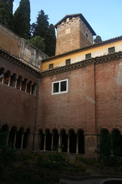 San Lorenzo fuori le mura: il chiostro romanico