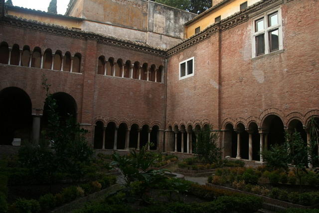 San Lorenzo fuori le mura: il chiostro romanico