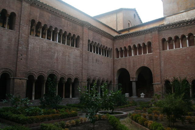 San Lorenzo fuori le mura: il chiostro romanico