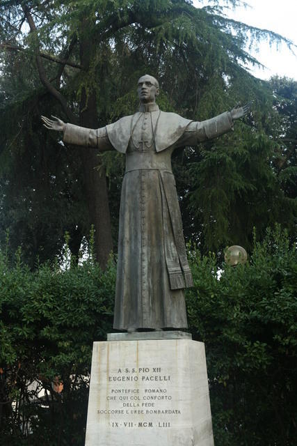 San Lorenzo fuori le mura: statua commemorativa della visita di Pio XII nel quartiere San Lorenzo dopo il bombardamento alleato