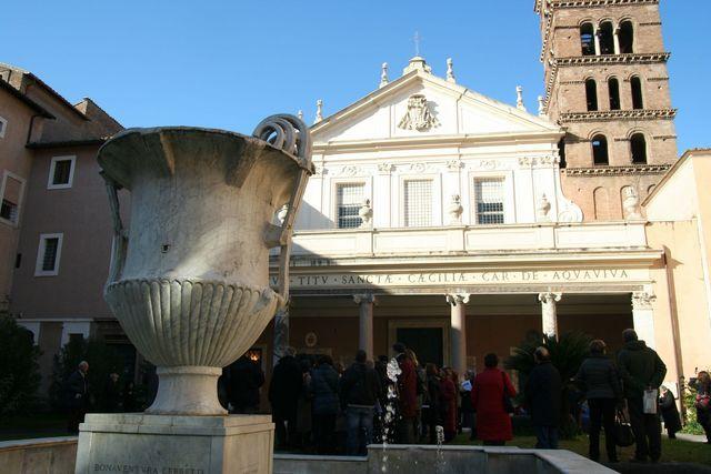 Santa Cecilia in Trastevere: cantaro romano nel cortile