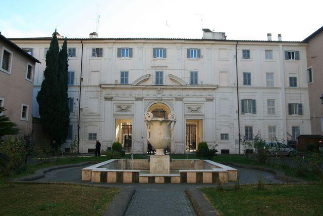 Il cortile di Santa Cecilia in Trastevere