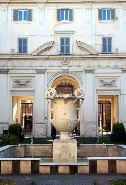 Santa Cecilia in Trastevere: cantaro romano nel cortile