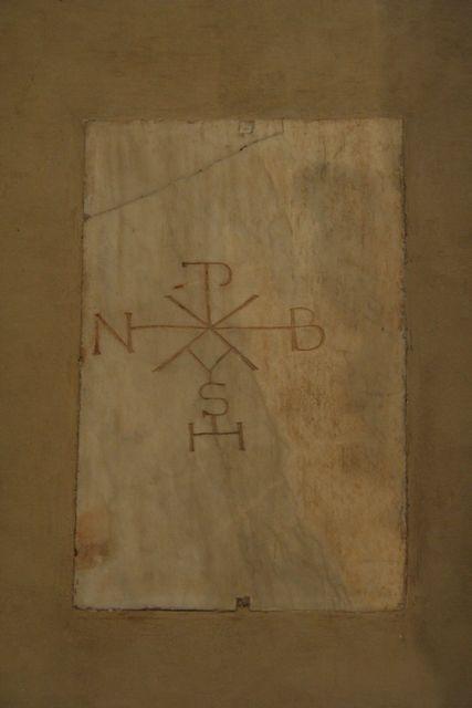 San Giorgio al Velabro: iscrizione latina (forse N(ostrum) B(onum) XP(istus), cioè Gesù Cristo, il nostro bene