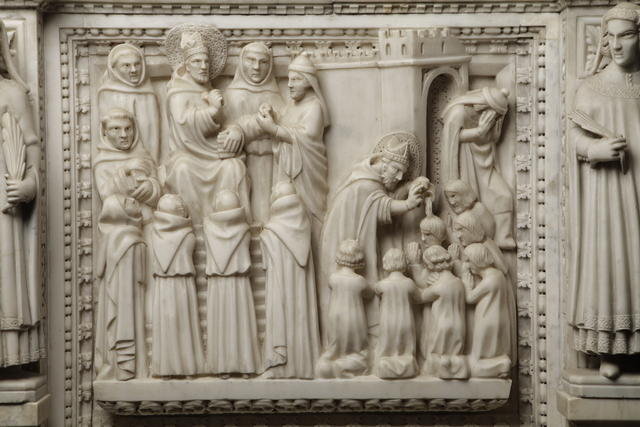 Agostino ammaestra (a sinistra) e battezza i giovani (a destra); un eretico si rifiuta di vedere