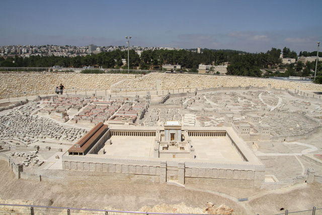 Plastico di Gerusalemme: il Tempio con i suoi diversi cortili e, a sinistra, il Portico di Salomone