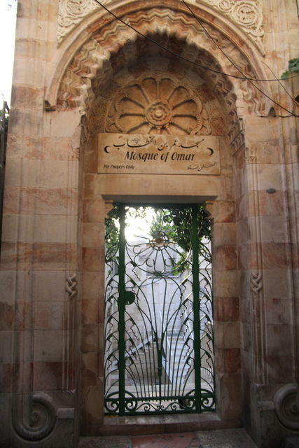 La moschea di Omar, a fianco del Santo Sepolcro, costruita per controllarlo insieme alla moschea simmetrica dell'altro lato