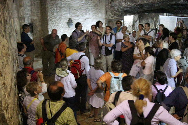 Santo Sepolcro: cripta di S. Elena con le antiche cave di pietra