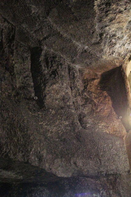 Santo Sepolcro: cripta di S. Elena con l'antica cava di pietra